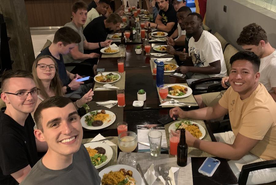 esball国际平台客户端 students share a meal in Costa Rica. 